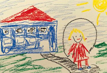 mit Wachsmalstift gezeichnetes Kinderbild, Kind springt Seilchen vor einem Haus